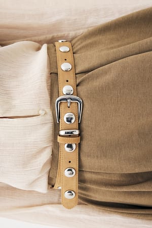 Light Beige Cinturón de ante con tachuelas