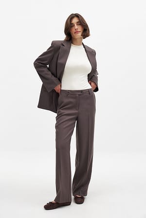 Figurbetonte Anzughose mit mittelhoher Taille