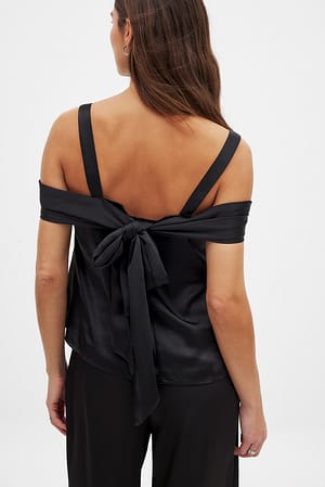 Satinoffshouldertop med binding i ryggen