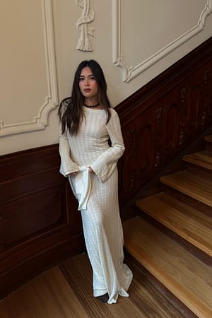 Gestricktes Maxikleid mit tiefem Rückenausschnitt
