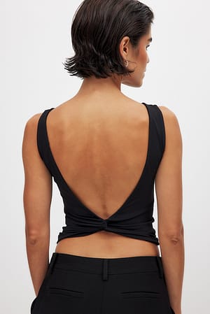 Black Top med snoet ryg