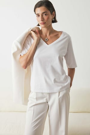 White T-shirt med V-ringning