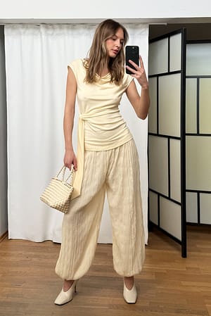 Light Yellow Top mit Taillenknotendetail