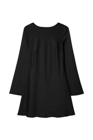 Black Minikjole i satin med åbent vandfaldsrug