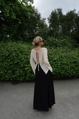 Offwhite Top met lange mouwen en strikband aan de achterkant