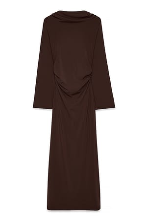 Brown Maxikleid mit weiten Ärmeln und offenem Rücken