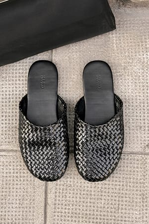 Black Chanclas de cuero trenzado