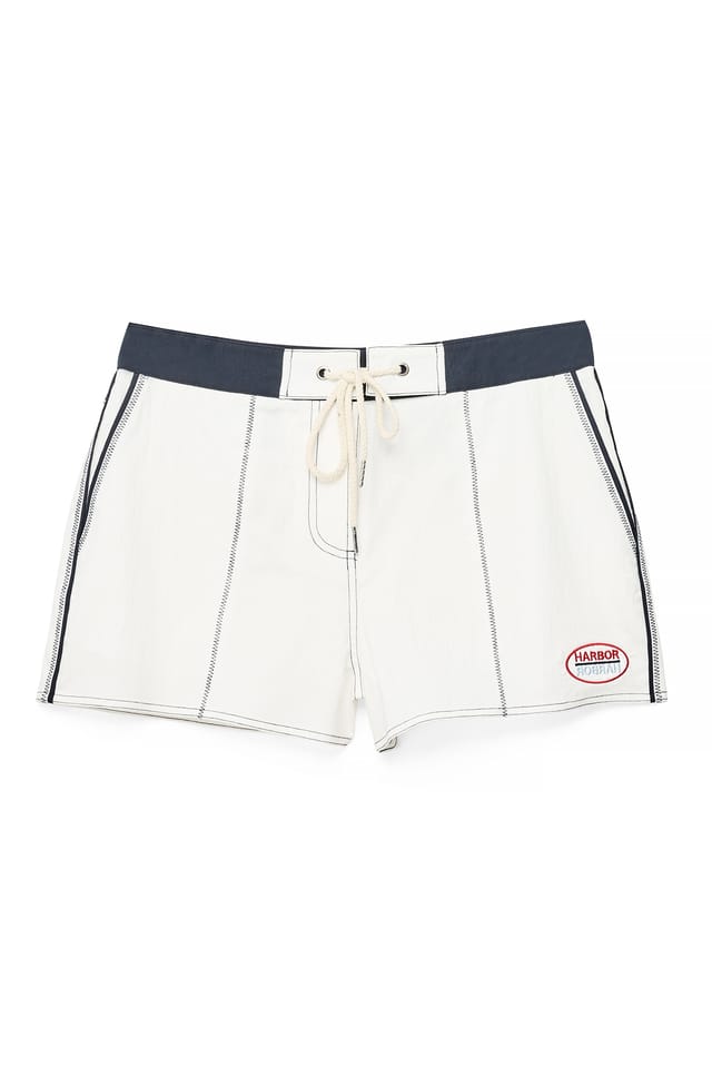 Offwhite Shorts med mellomhøyt liv og kontrastdetaljer