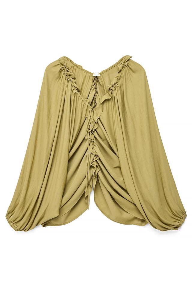 Green Blus med draperad volangdetalj