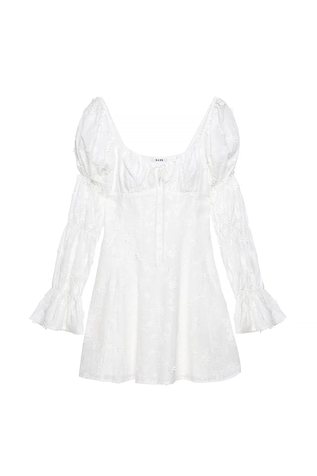 White Minikleid mit Rüschenärmeln und Stickerei