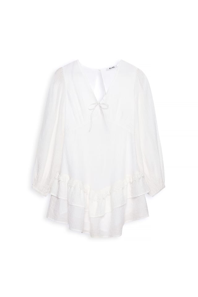 Cream Minikleid mit Rüschen und Spitzensaum