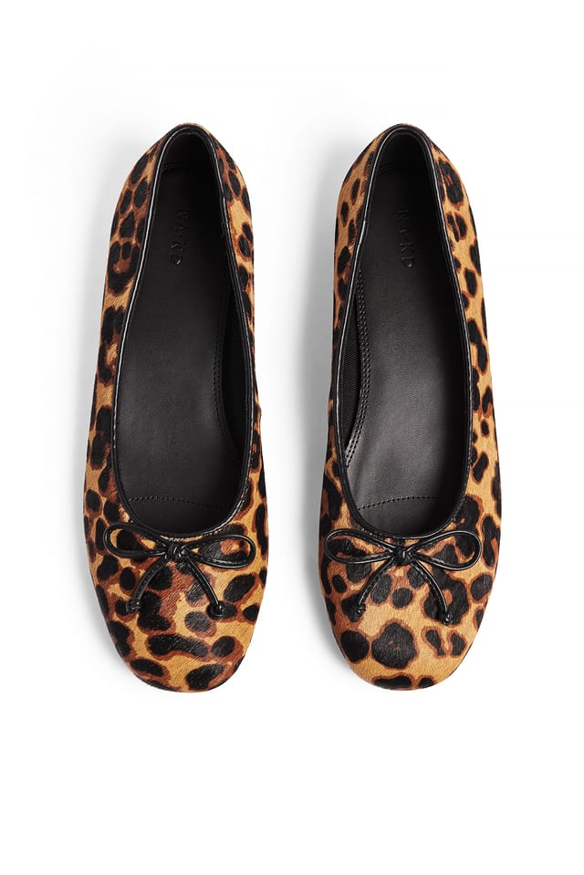 Leo Rounded Toe Leather Ballerina