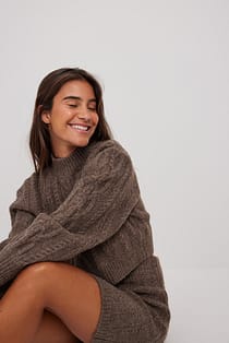 Pull court en maille torsadée