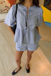 Blouse en coton à manches bouffantes et nœud sur le devant