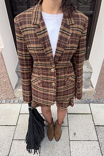 Rutete blazer med markert liv