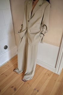Dressbukse med vide ben og høyt liv