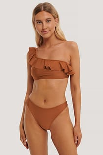 Hochgeschnittenes Bikinihöschen