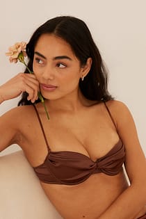 Satin-BH mit dünnen Trägern und Twistdetail