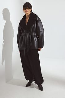 Oversized bonded jakke med bælte