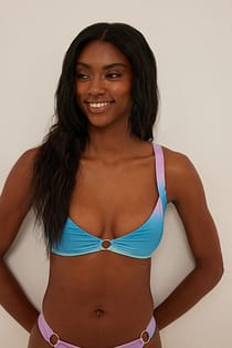 Bikinitopp med ringdetalj