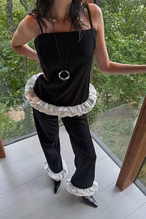 Haut à détails volantés