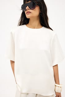T-shirt en satin à épaulettes