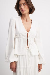 Bluse med bindedetalje