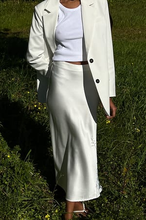 White Midikjol i satin