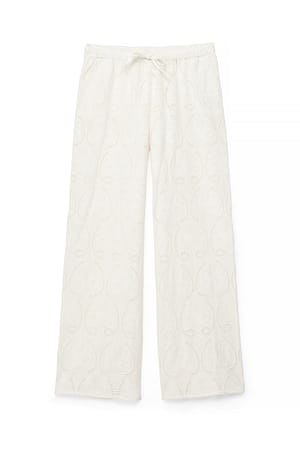 White weite Hose mit Broderie-Anglaise-Detail