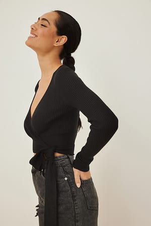 Black Geripptes Wickel-Crop-Top