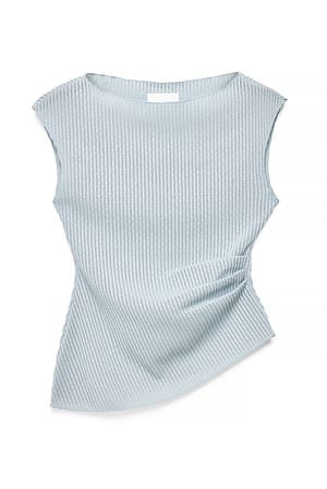 Light Blue Struktureret top med asymmetrisk kant