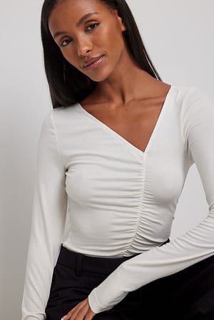 White Topp med asymmetrisk sömdetalj vid hals