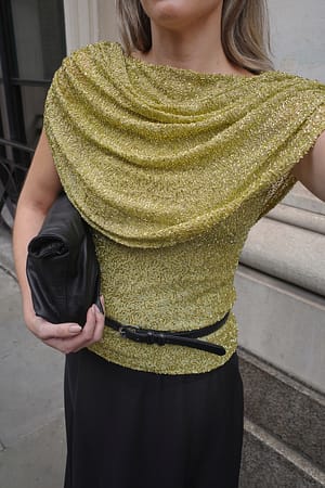 Khaki Topp med cape och pärlor
