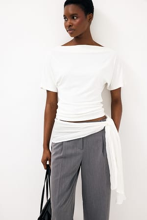 White T-shirt med bådudskæring