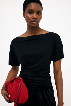 Black T-skjorte med båthals
