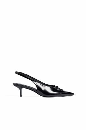 Black Tacones slingback con detalle de lazo