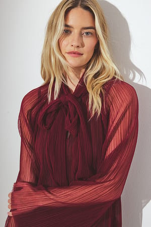 Red Blouse met strik in de halslijn