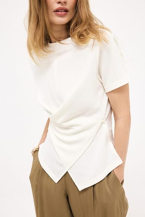 Offwhite Top de diseño superpuesto con botones