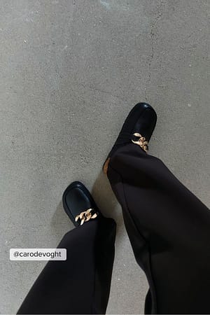 Black Loafers Met Ketting En Gedetailleerd Voetenbed