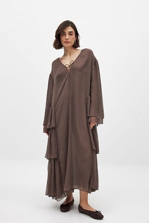 Brown Kaftan i chiffon med lange ærmer og flæser