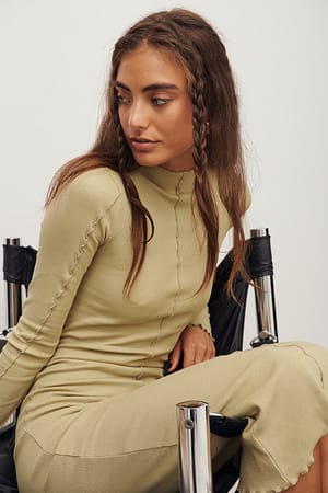Olive Organisches Midikleid mit Faltendetail