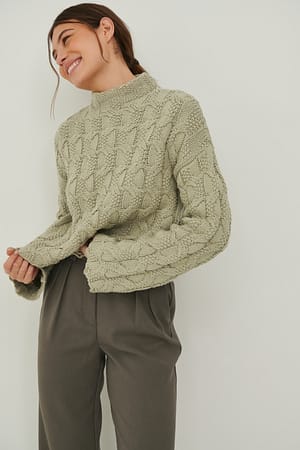 Sage Pullover mit Zopfmuster