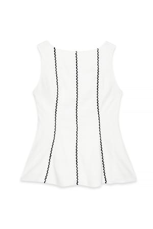 White Topp med kontrastdetaljer
