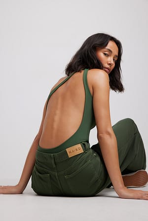 Khaki Green Body met open rug