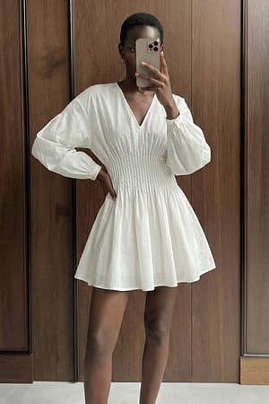 White Pintuck-Baumwollminikleid mit langen Ärmeln