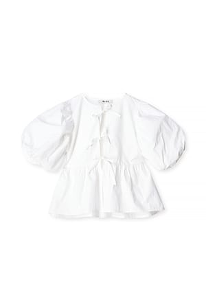 White Bluse aus Baumwolle mit Puffärmeln und Schnürung vorne