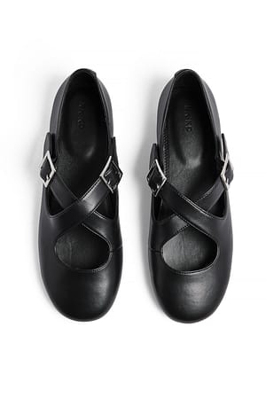 Black Ballerina mit überkreuzten Riemchen