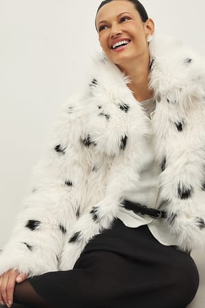 White/Black Dot Chaqueta de piel sintética de lunares