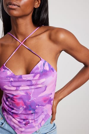 Print Top met gedrapeerde uitsnijding