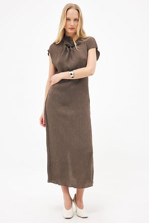 Brown Vestido midi de manga corta con escote drapeado